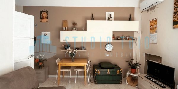 BILOCALE CON DOPPIO AFFACCIO IN STABILE DEL '700