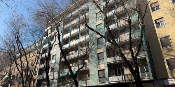 LUMINOSO TRILOCALE AL TERZO PIANO IN VIA LOMELLINA